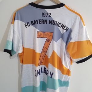 GORGEOUS BAYERN MUNICH FC SOCCER ⚽ JERSEY